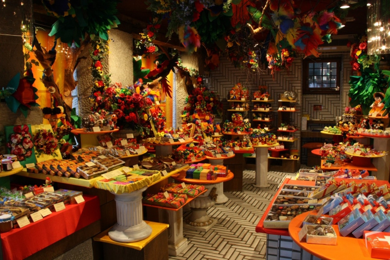 vitrine-ROQUEFORT LES PINS-min_candy_store_chocolate_shop_chocolate_switzerland-393515