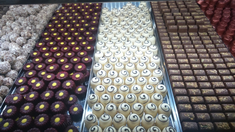 vitrine-ROQUEFORT LES PINS-min_chocolates_milk_chocolate_white_chocolate_truffles_candy_food_treat_cacao-1213769