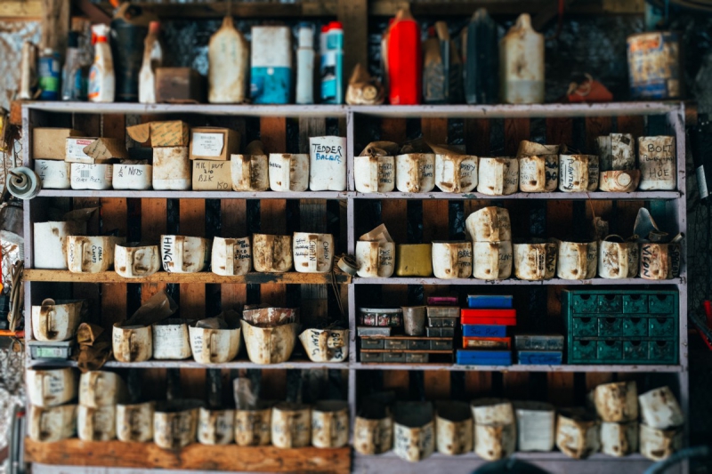 vitrine-ROQUEFORT LES PINS-min_shelf_garage_dirty_collection_grunge-1178